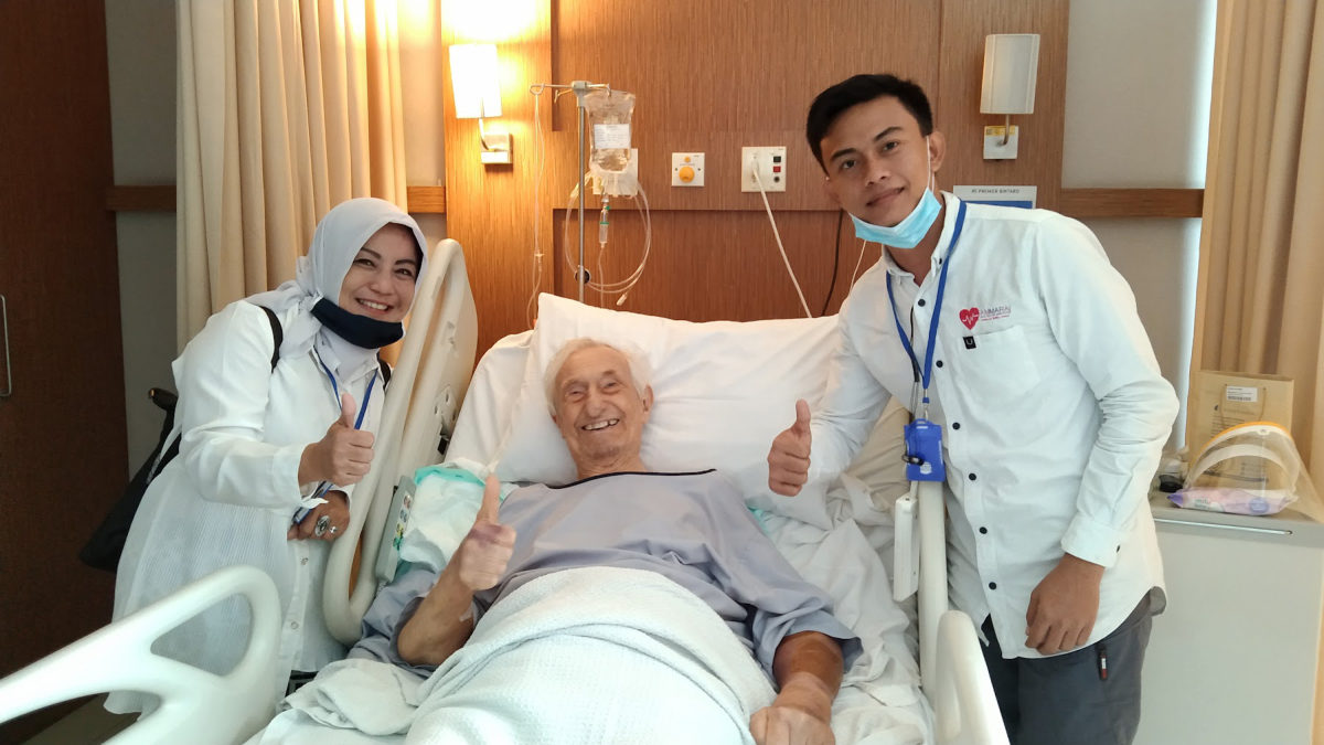 Tim Ammarai mendampingi pasien lansia