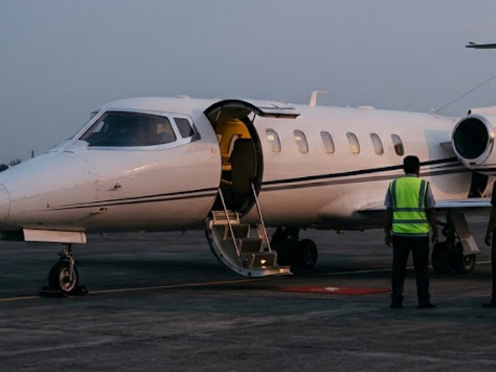 Pesawat medevac dan ambulans menunggu di apron bandara