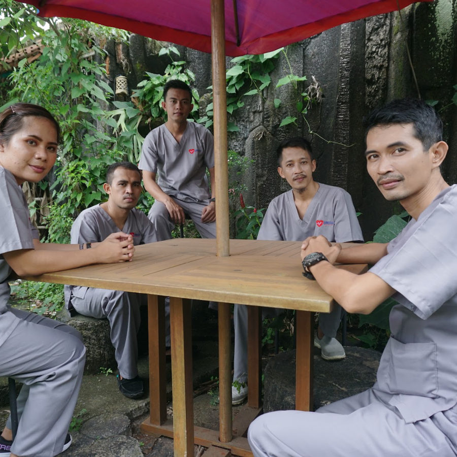Tim Ammarai berdiskusi santai di halaman