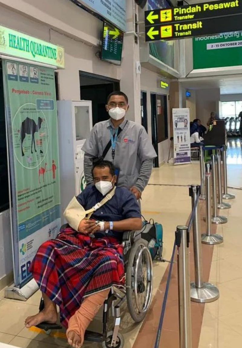 Petugas Ammarai mendampingi pasien berkursi roda di bandara